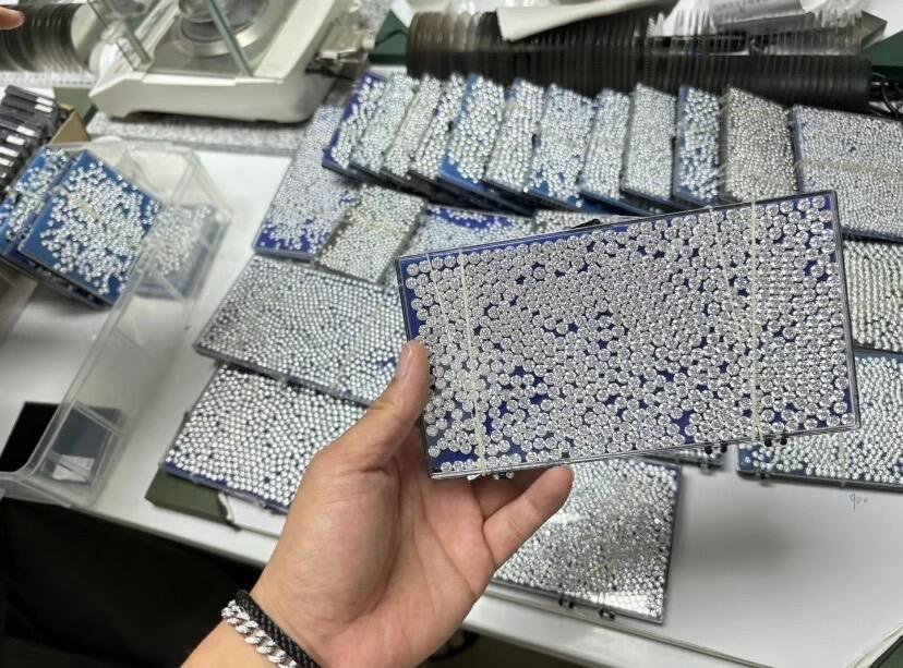 Partenariats commerciaux et sourcing de diamants de synthèse